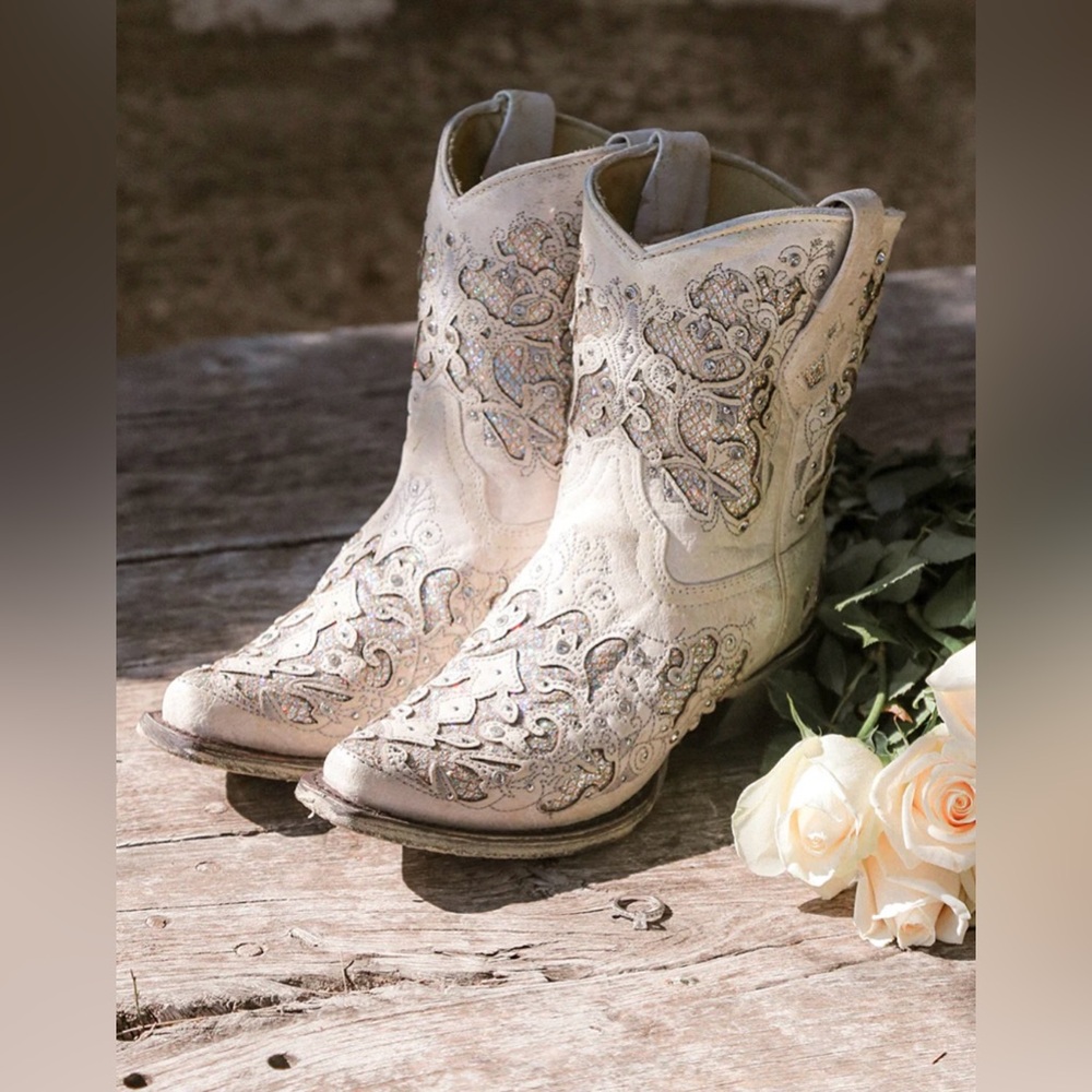CORRAL WOMEN'S WHITE GLITTERED INLAY AND CRYSTALS SNIP TOE COWBOY BOOTS